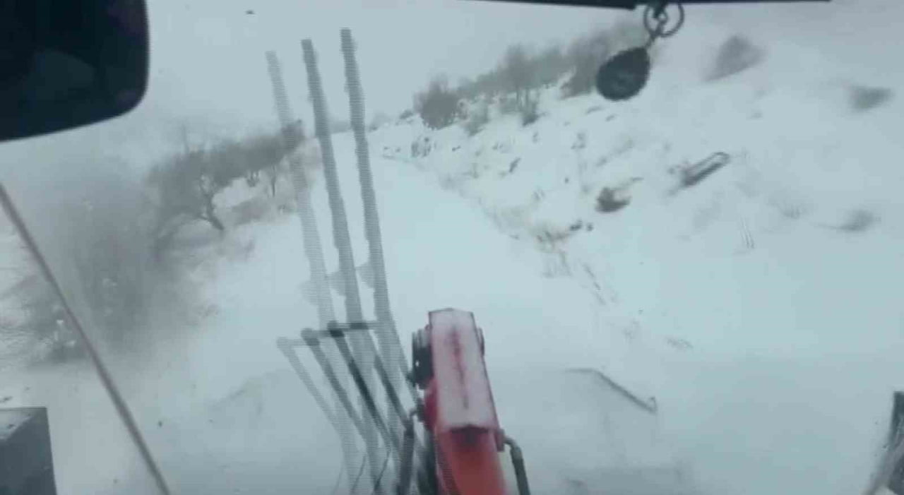 GERCÜŞ KAYMAKAMLIĞI VE ÖZEL İDARE EKİPLERİNİN SEFERBERLİĞİYLE YOLLAR AÇILDI; ŞEHİT KIZININ EN...