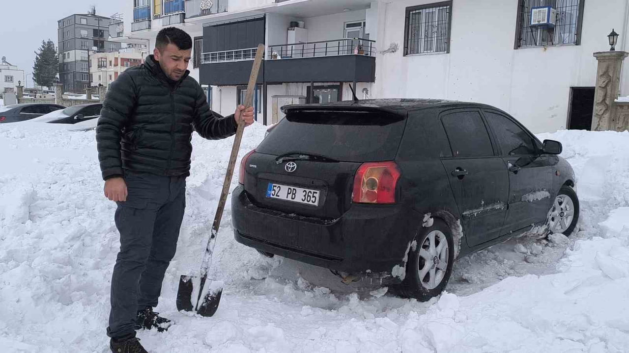 GERCÜŞ’TE KAR YAĞIŞI ARABALARIN BOYUNU GEÇTİ
