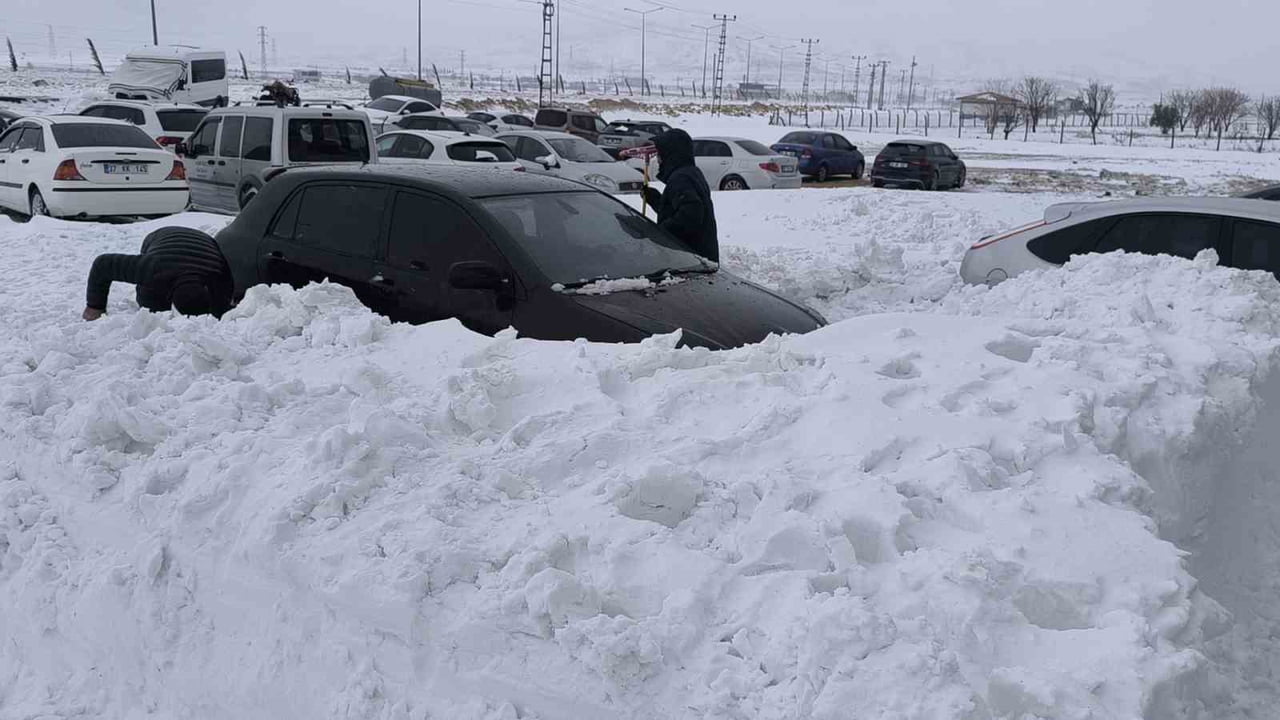 GERCÜŞ’TE KAR YAĞIŞI ARABALARIN BOYUNU GEÇTİ
