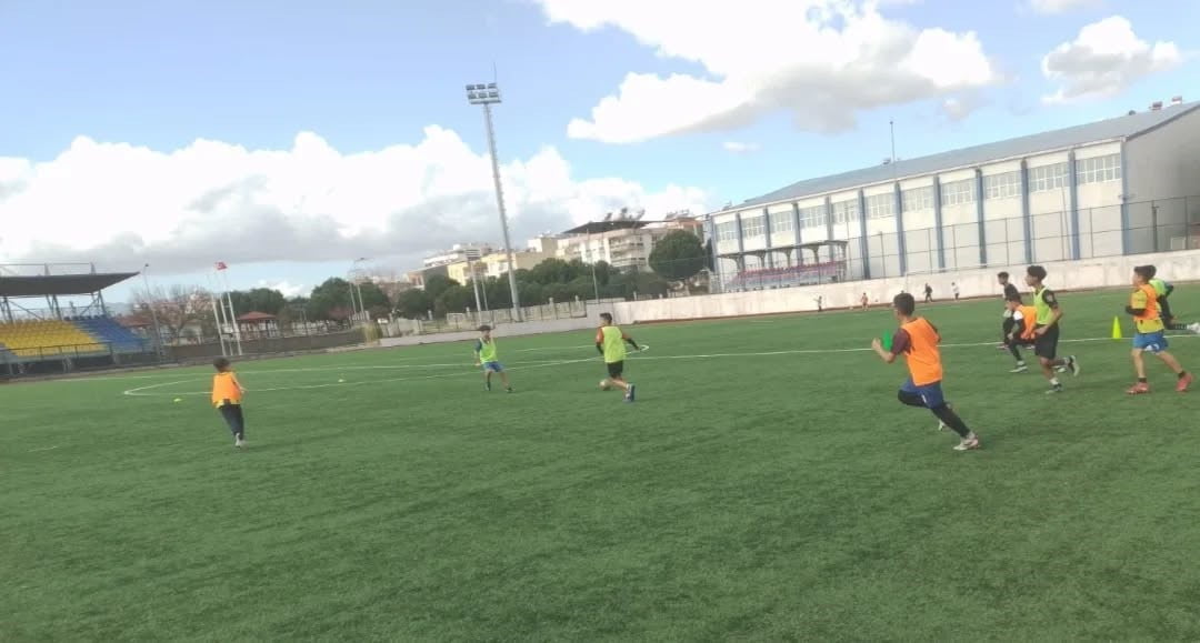 GERMENCİK BELEDİYESPOR’UN GENÇ FUTBOLCULARI ARA TATİLDE DE ANTRENMANLARINI SÜRDÜRÜRKEN, BELEDİYE...
