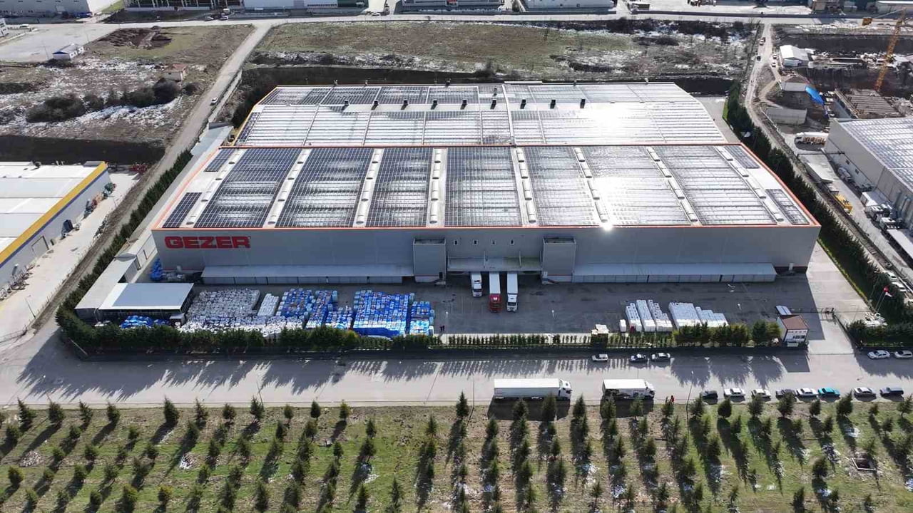 GEZER AYAKKABI, ÜRETİM SÜREÇLERİNİ YENİLENEBİLİR ENERJİYLE DESTEKLEMEK AMACIYLA FABRİKA ÇATILARINA...