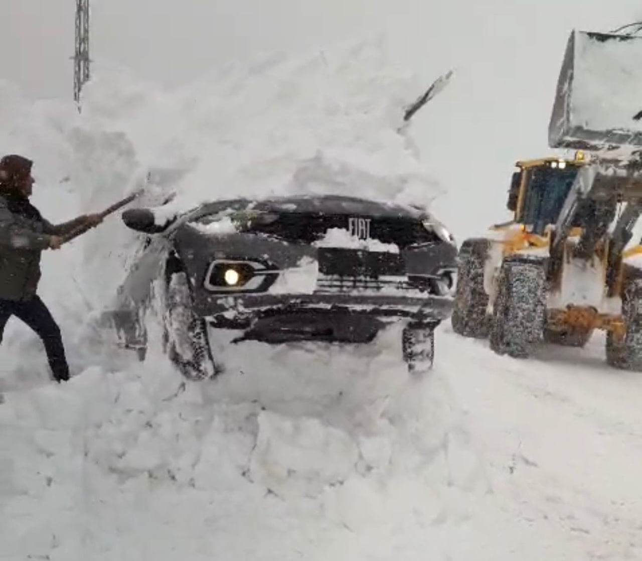 GİRESUN'UN EĞRİBEL GEÇİDİ’NDE ETKİLİ OLAN KAR YAĞIŞI VE TİPİ, NEDENİYLE KAR ALTINDA KALAN BİR ARAÇ...