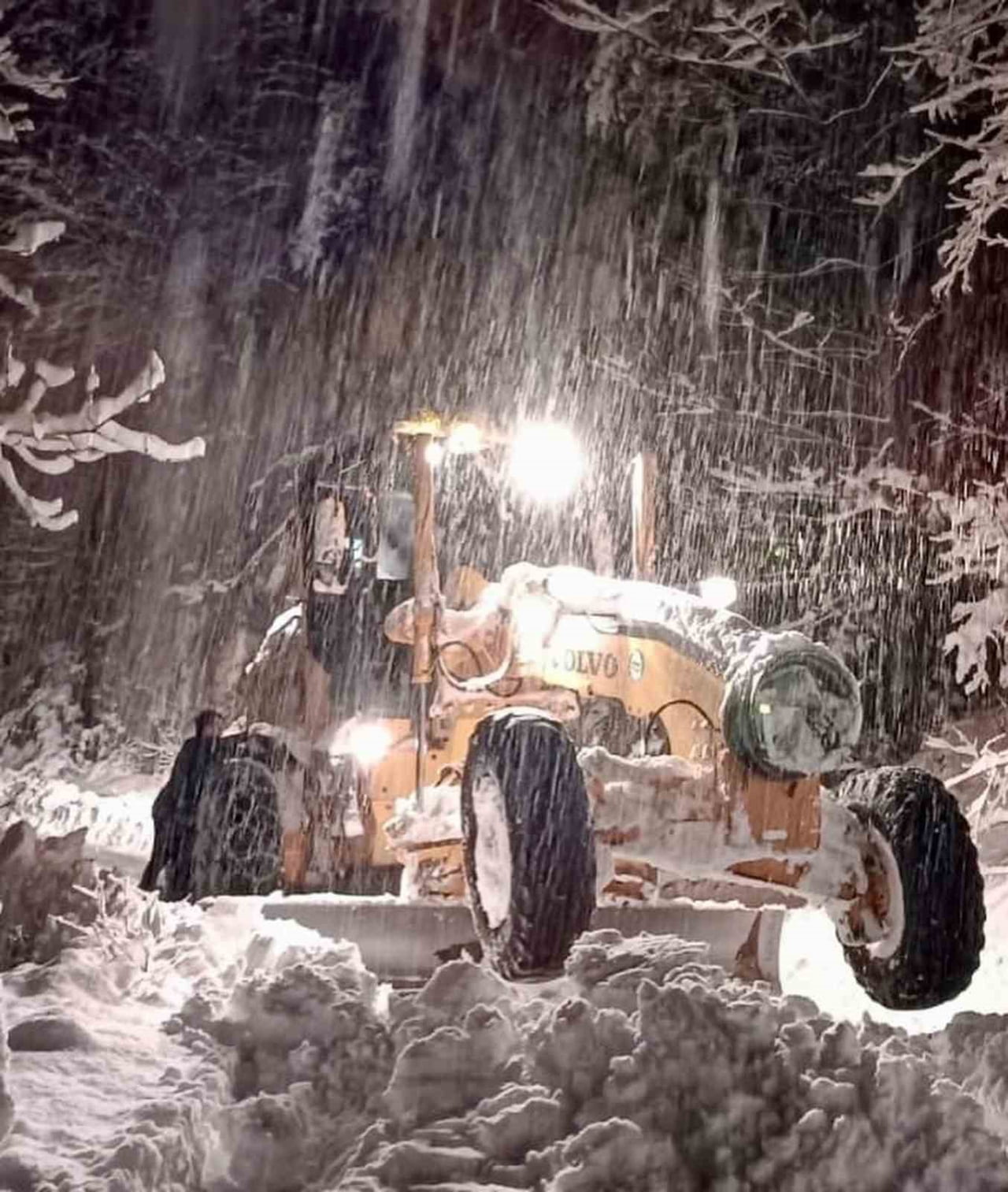 GİRESUN’DA ÖZELLİKLE İÇ KESİMLERDE ETKİLİ OLAN YOĞUN KAR YAĞIŞI NEDENİYLE İL GENELİNDE ÇOK SAYIDA...