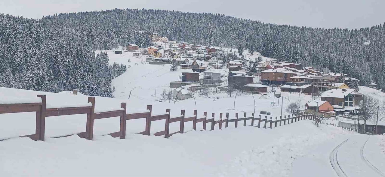 GİRESUN’UN YÜKSEK KESİMLERİNDE ETKİLİ OLAN YOĞUN KAR YAĞIŞIYLA BİRLİKTE YAVUZKEMAL VE BEKTAŞ...
