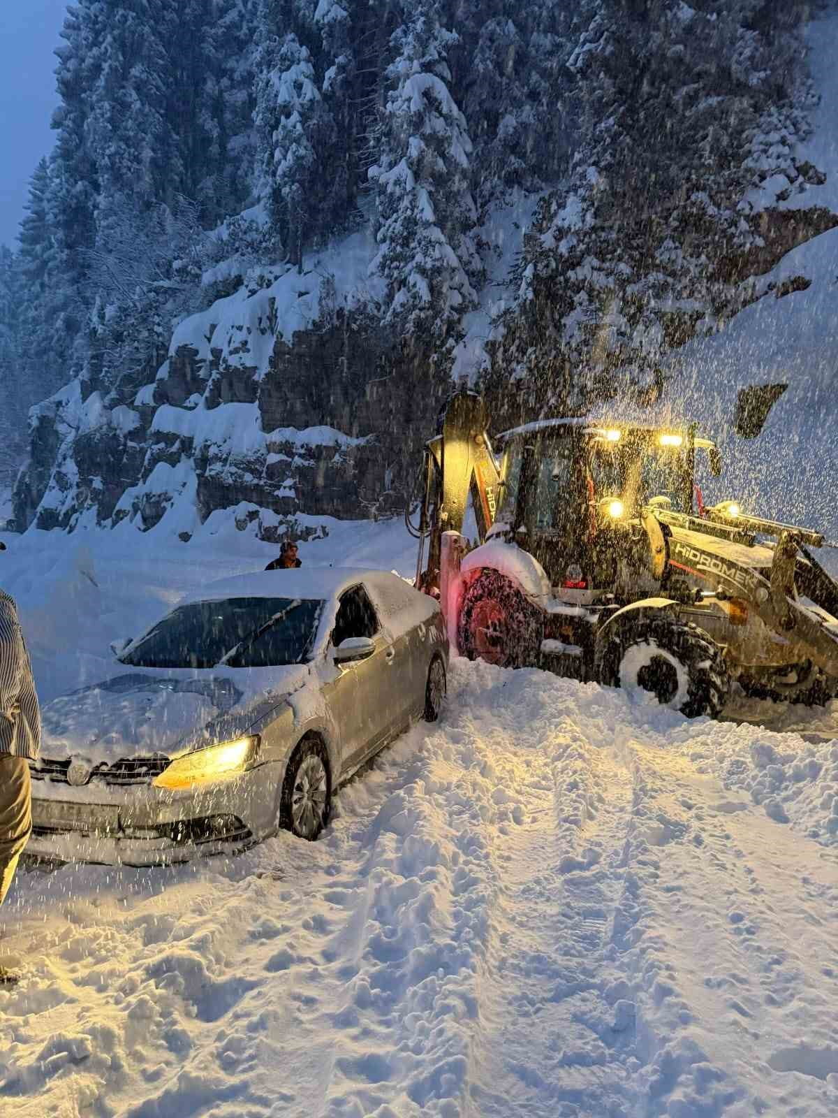 GİRESUN’UN YÜKSEK KESİMLERİNDE ETKİSİNİ SÜRDÜREN KAR YAĞIŞI, ÖZELLİKLE İÇ KESİMLERE ULAŞIMDA ZAMAN...