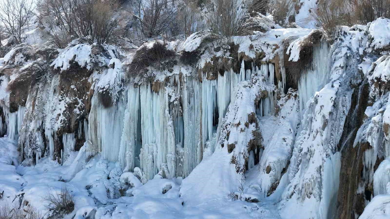 GİRLEVİK ŞELALESİ BUZ TUTTU, 2 METRELİK BUZ SARKITLARI OLUŞTU
