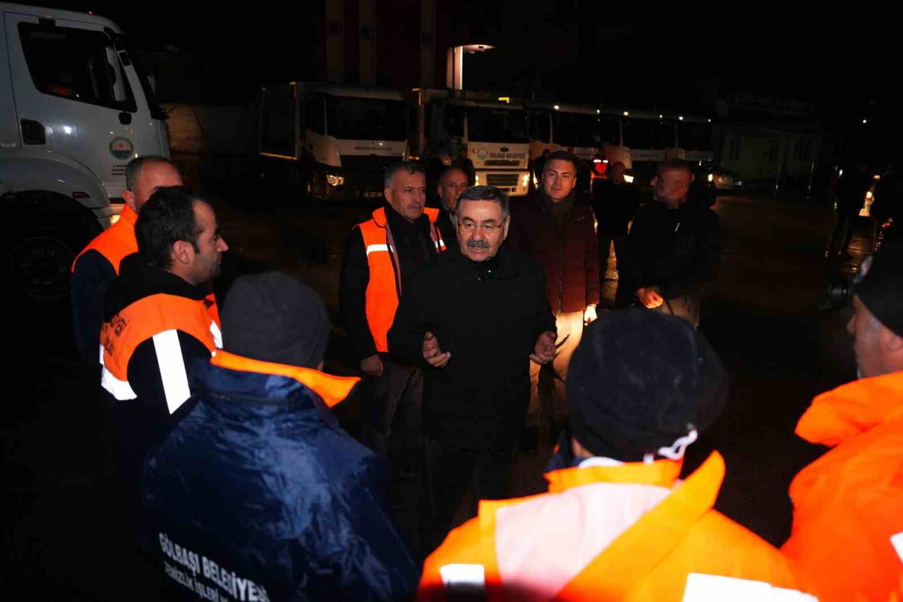 GÖLBAŞI BELEDİYE BAŞKANI YAKUP ODABAŞI, KAR YAĞIŞININ ARDINDAN GECE GÜNDÜZ DEMEDEN KAR KÜREME VE...