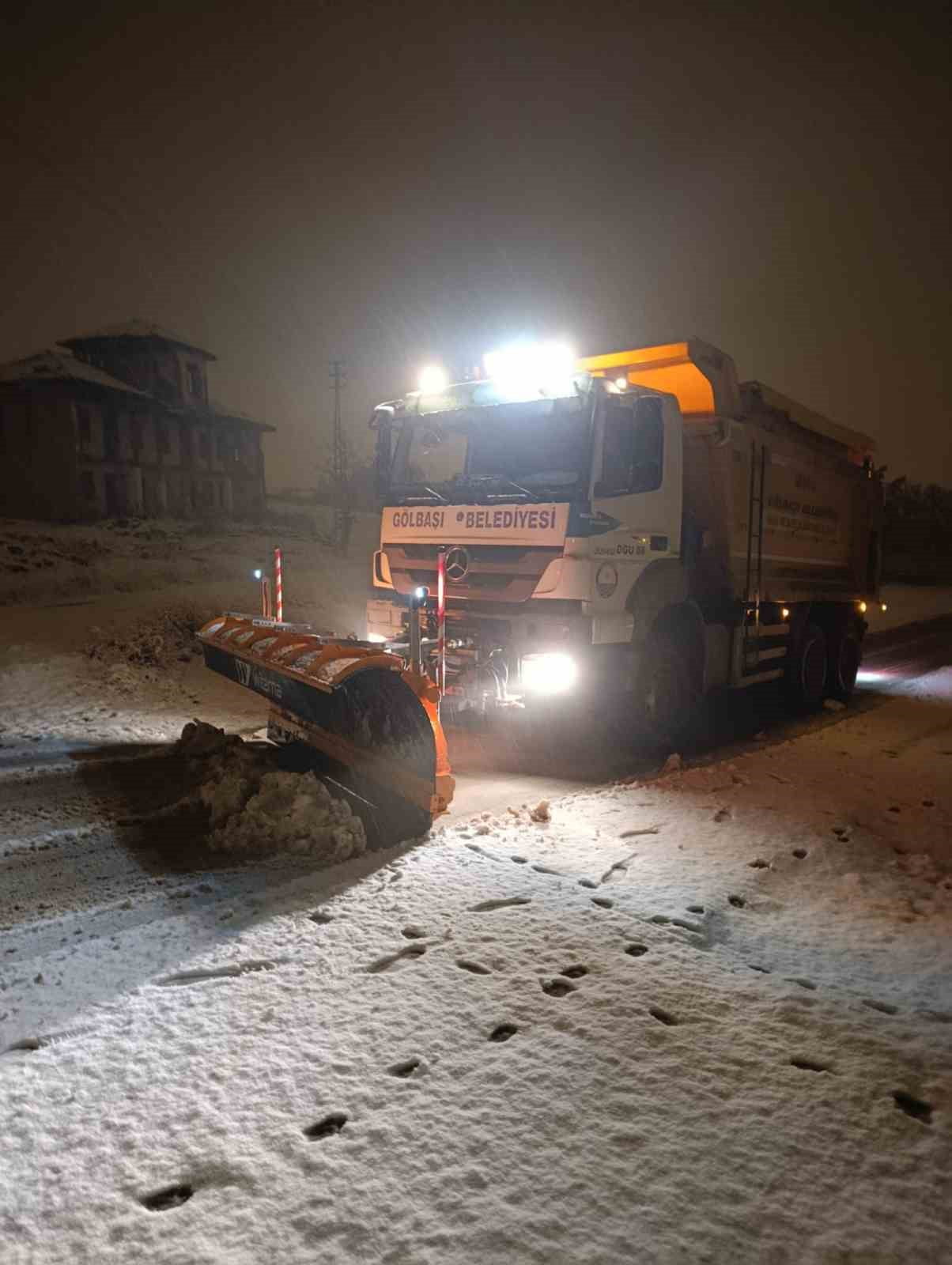 GÖLBAŞI BELEDİYESİ, ANKARA’DA ETKİLİ OLAN KAR YAĞIŞININ GÜNLÜK YAŞAMI OLUMSUZ ETKİLEMEMESİ İÇİN...