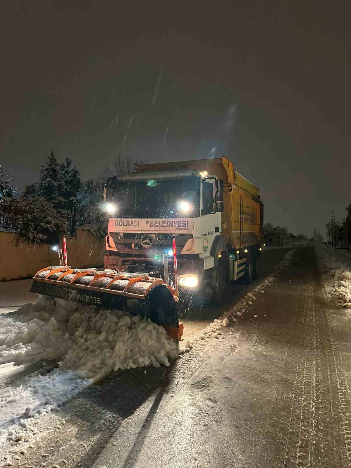 GÖLBAŞI BELEDİYESİ, ANKARA’DA ETKİLİ OLAN KAR YAĞIŞININ GÜNLÜK YAŞAMI OLUMSUZ ETKİLEMEMESİ İÇİN...