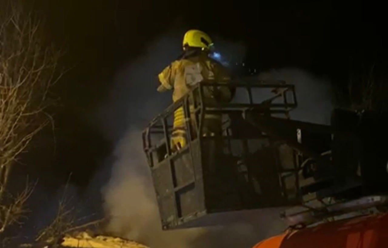 GÖNEN’DE EV YANGINI: ÇATI ALEVLERE TESLİM OLDU