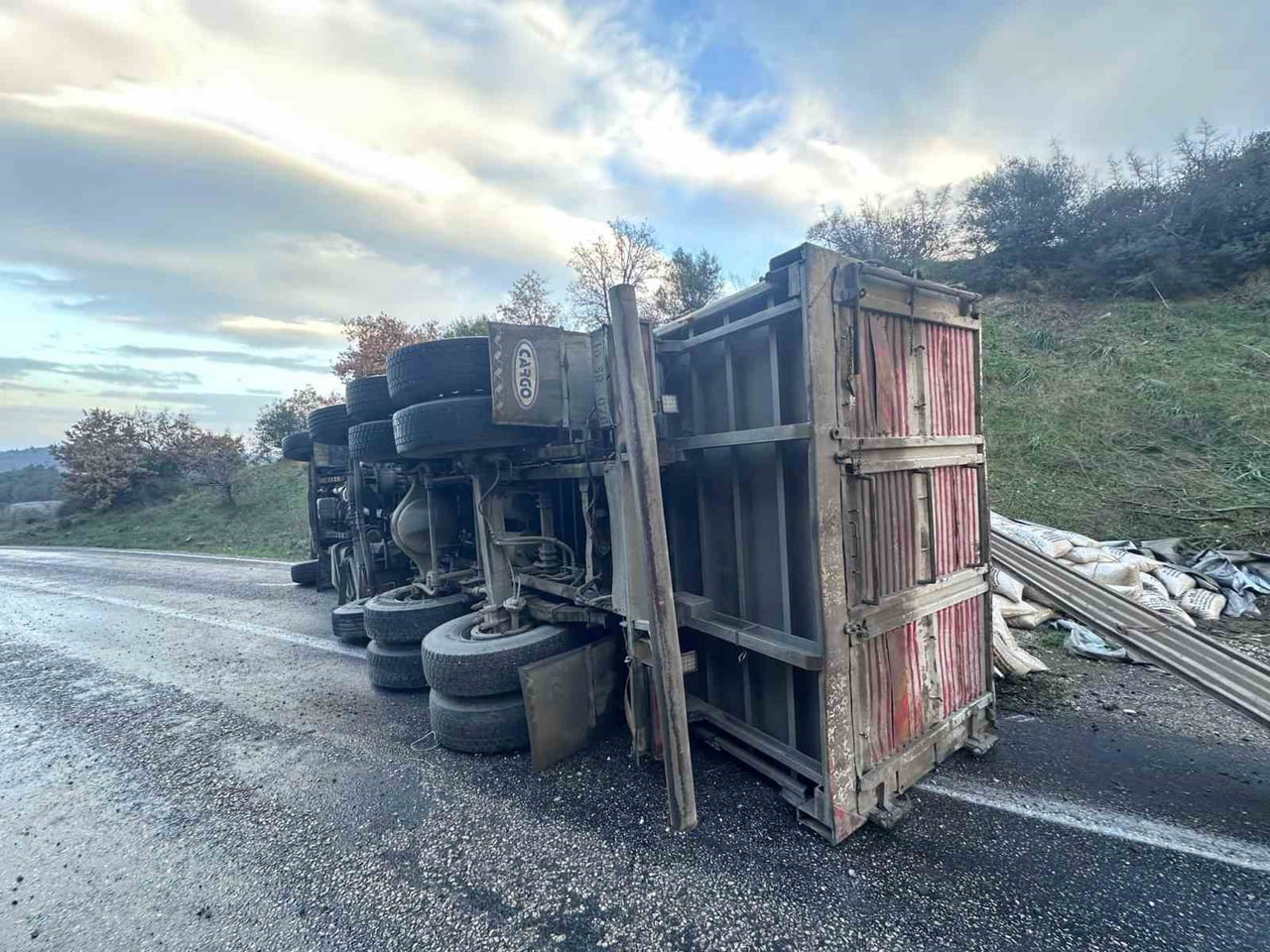 GÖNEN-DENİZKENT YOLUNDA KAMYON DEVRİLDİ