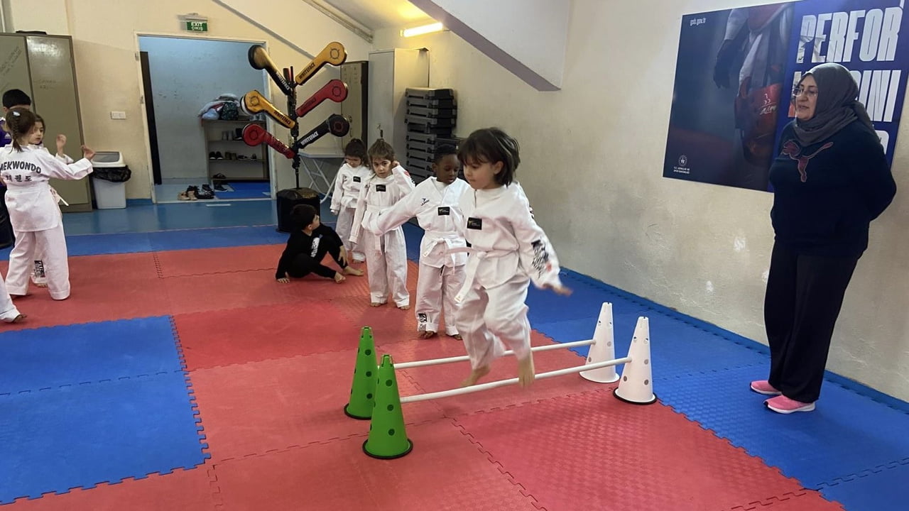 GSB SPOR OKULLARI BÜNYESİNDE YER ALAN TAEKWONDO BRANŞINDA EĞİTİMLER, PORSUK SPOR SALONU'NDA...