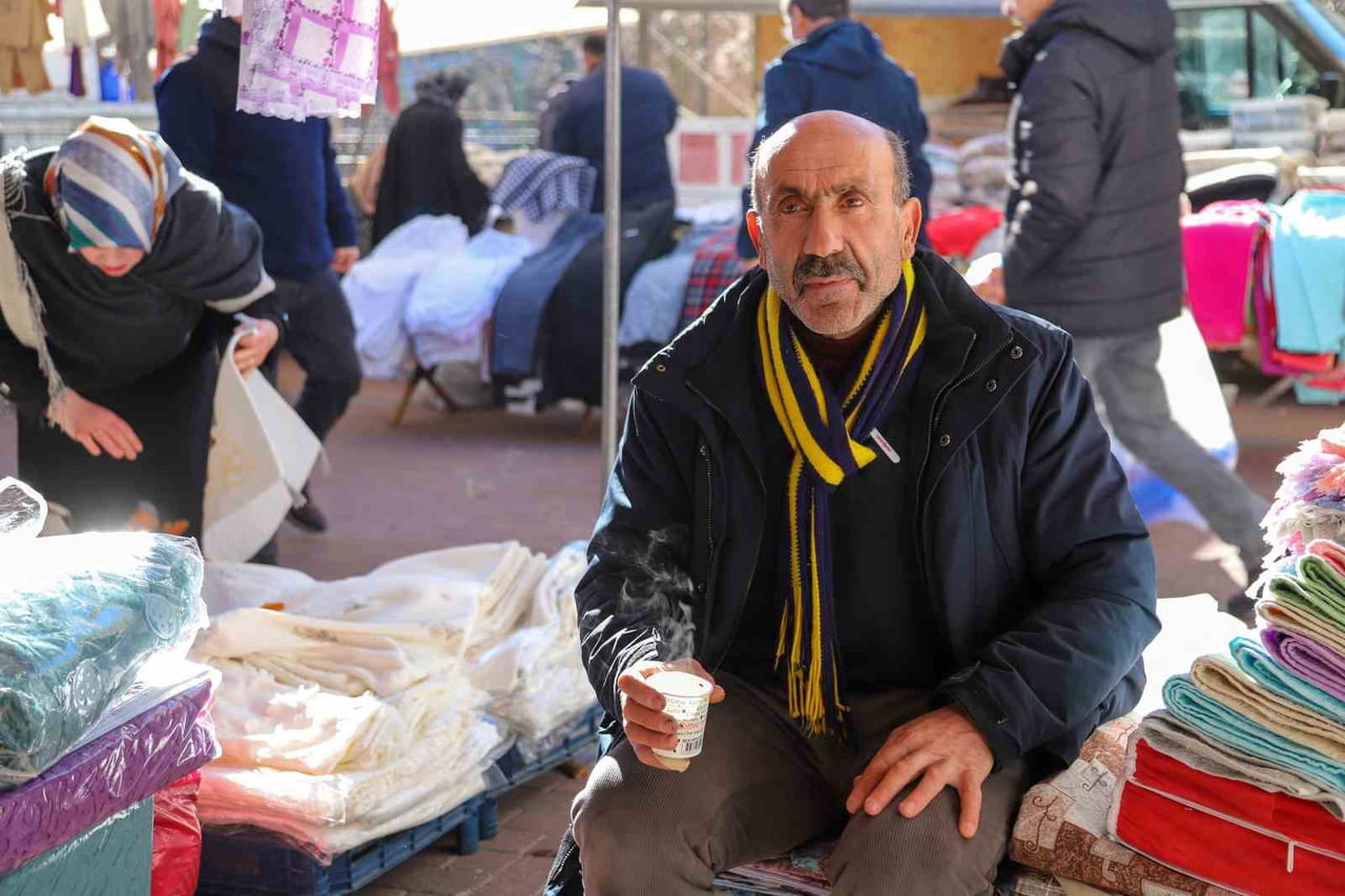 GÜMÜŞHANE’NİN KELKİT, ŞİRAN VE KÖSE PAZARLARINDA 52 YILDIR TEZGAH AÇAN VE FENERBAHÇE TUTKUSUYLA...