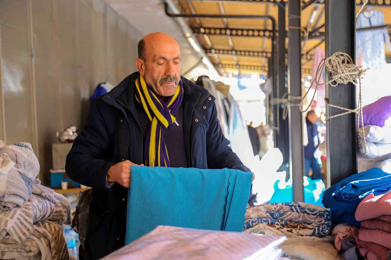 GÜMÜŞHANE’NİN KELKİT, ŞİRAN VE KÖSE PAZARLARINDA 52 YILDIR TEZGAH AÇAN VE FENERBAHÇE TUTKUSUYLA...