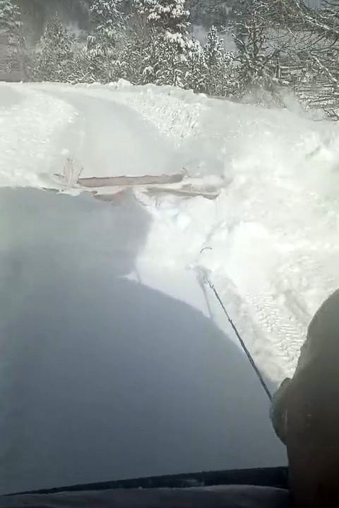 GÜMÜŞHANE’NİN TORUL İLÇESİNE BAĞLI CEBELİ KÖYÜNDE KAR YAĞIŞININ ARDINDAN KÖYLÜLERİN YOLLARINI...