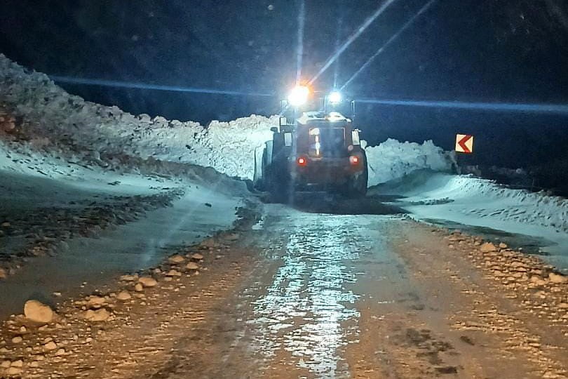 GÜMÜŞHANE’NİN YÜKSEK KESİMLERİNDE ETKİLİ OLAN YOĞUN KAR YAĞIŞININ ARDINDAN YAĞMURDERE YOLUNA ÇIĞ...