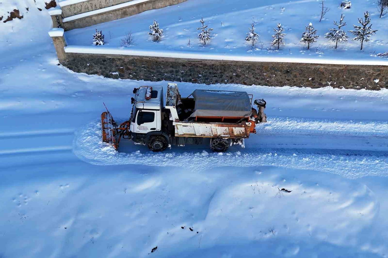GÜMÜŞHANE VALİSİ AYDIN BARUŞ, HAFTA İÇİ ETKİLİ OLAN YOĞUN KAR YAĞIŞININ ARDINDAN YÜKSEK KESİMLERDE...