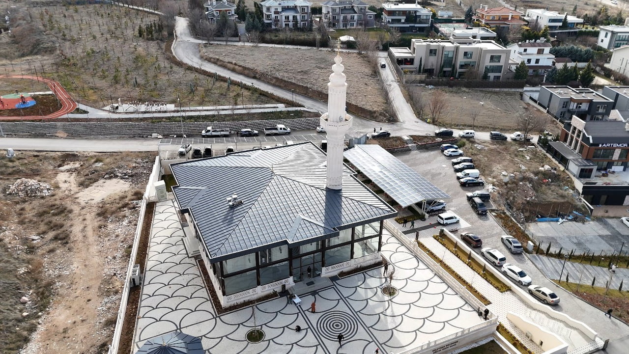 GÜNEŞ PANELLERİ İLE KENDİ ENERJİSİNİ ÜRETEN ANKARA'NIN ÇANKAYA İLÇESİNDEKİ SÜLEYMAN BÖLÜNMEZ...