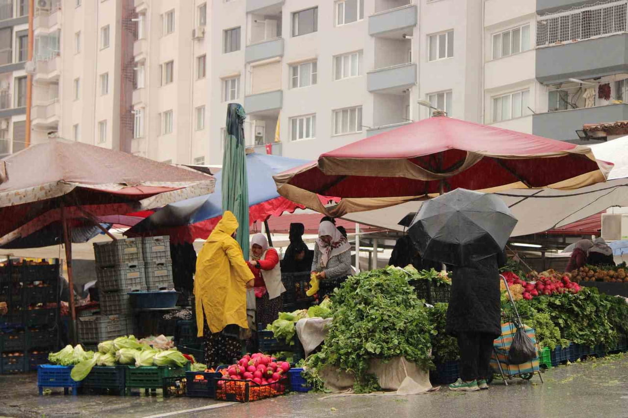 GÜNLERDİR ETKİSİNİ ARTIRARAK SÜRDÜREN SAĞANAK YAĞIŞ, MENTEŞE PERŞEMBE PAZARI’NDA TEZGAHLARI...