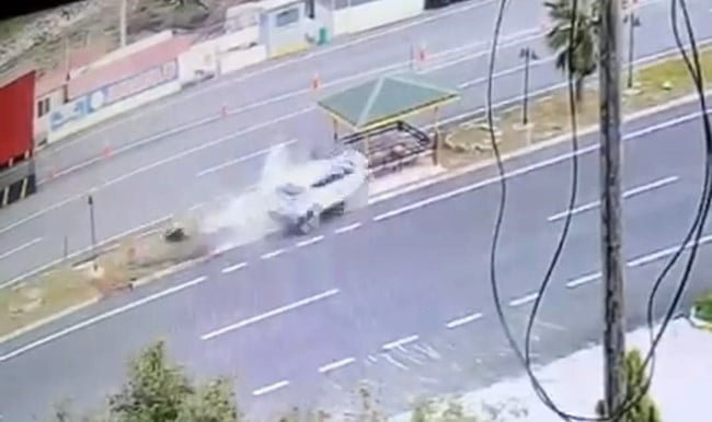 GÜVENLİK KAMERASINA YANSIYAN KAZADA, ARAÇTAKİ 4 KİŞİ YARALANDI.