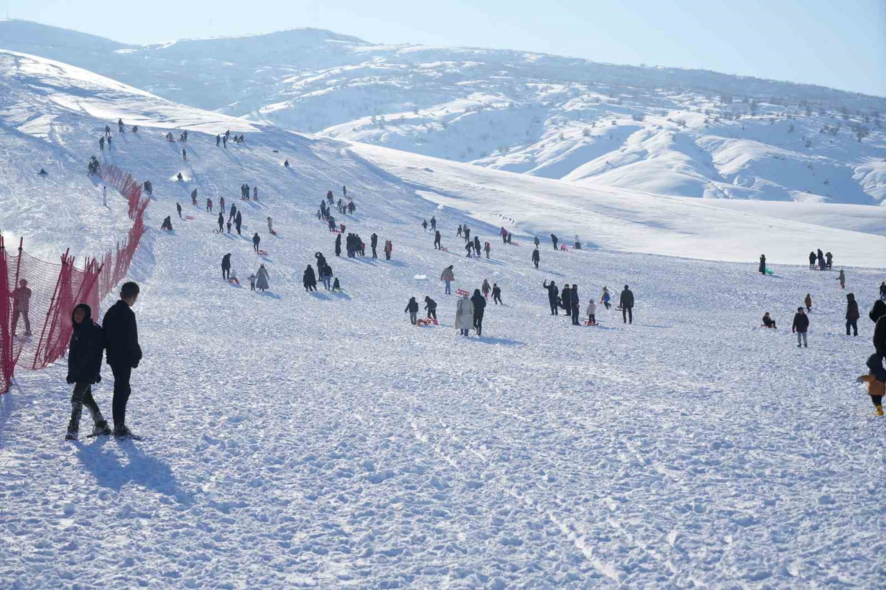 GÜZELTEPE KAYAK MERKEZİ, KAYAK SEVERLERİ AĞIRLAMAYA BAŞLADI.