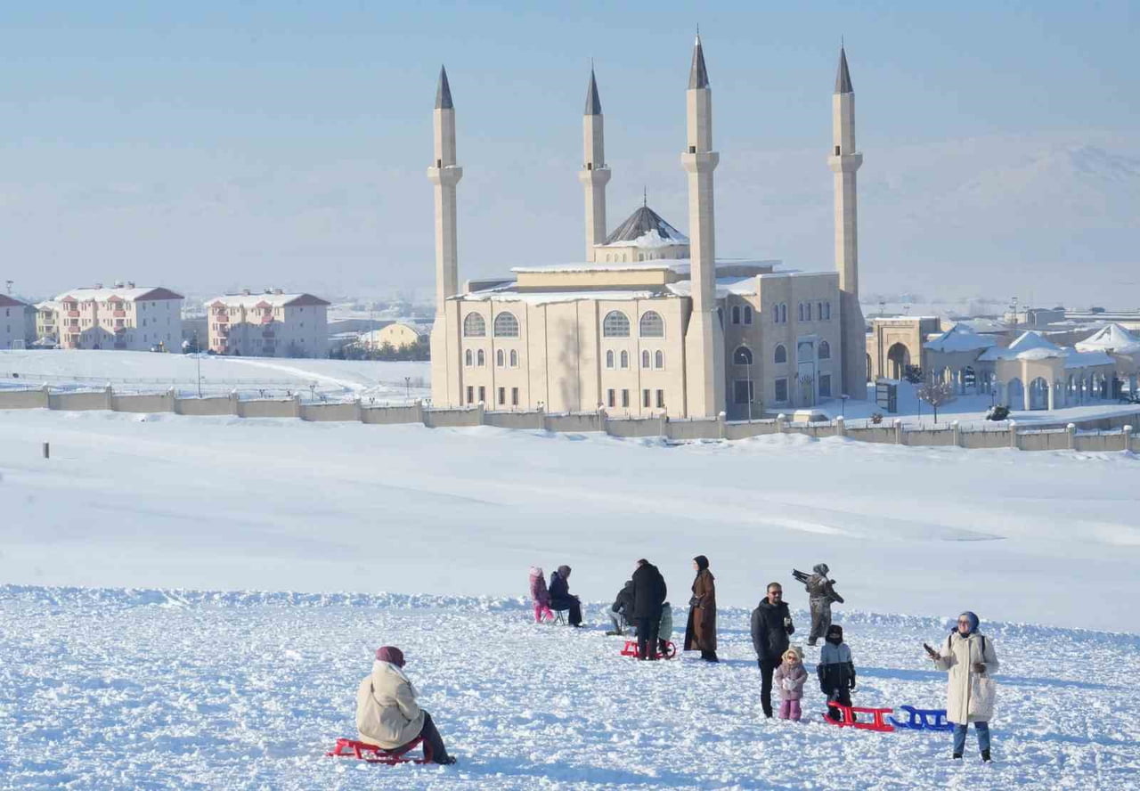 GÜZELTEPE KAYAK MERKEZİ, KAYAK SEVERLERİ AĞIRLAMAYA BAŞLADI.