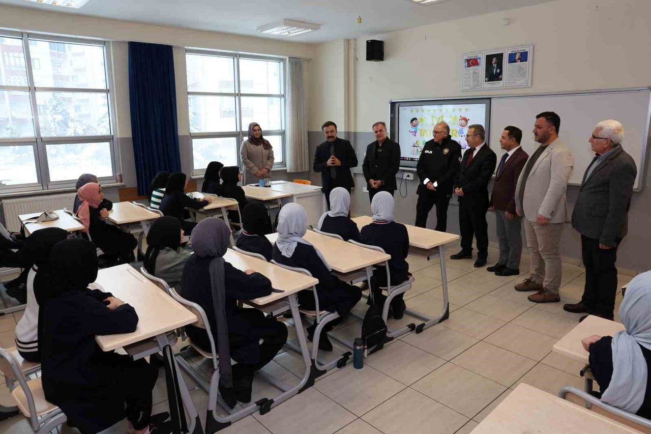 HACILAR BELEDİYE BAŞKANI BİLAL ÖZDOĞAN; KARNE GÜNÜNDE ÖĞRENCİLERİN MUTLULUĞUNU PAYLAŞARAK ONLARIN...