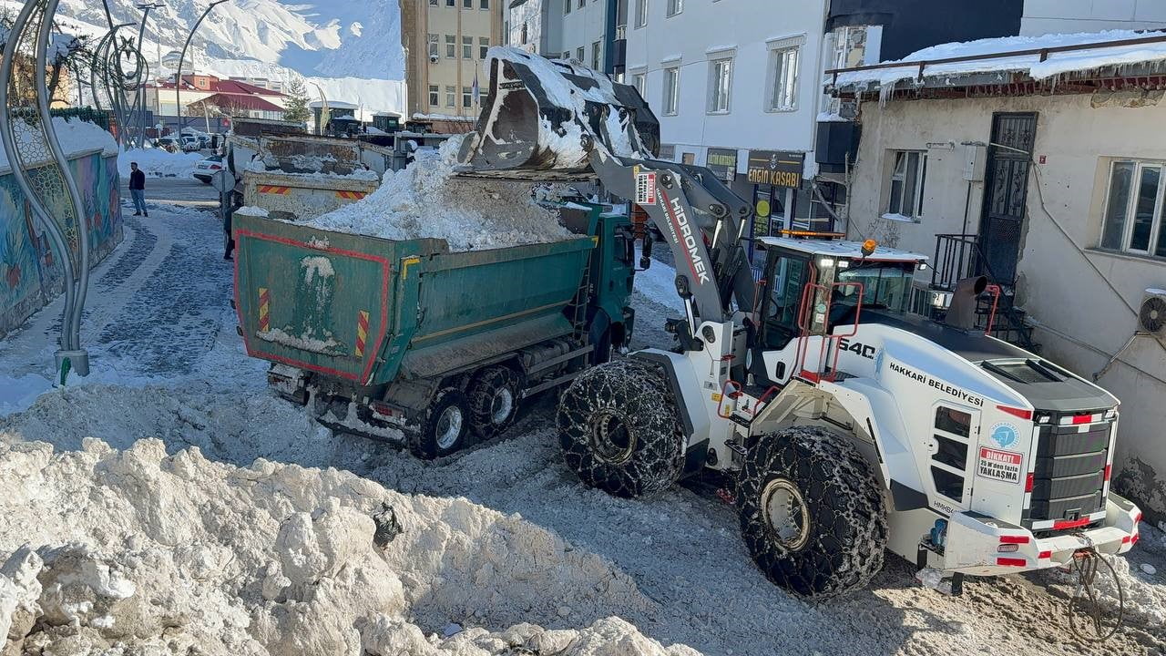 HAKKARİ'DE ETKİLİ OLAN KAR YAĞIŞININ ARDINDAN SÜRDÜRÜLEN TEMİZLEME ÇALIŞMALARI KAPSAMINDA 20 BİN...