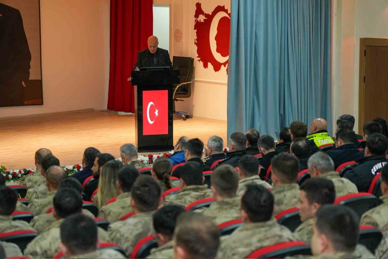 HAKKARİ'DE KOLLUK KUVVETLERİNE YÖNELİK ETKİLİ İLETİŞİM VE STRES YÖNETİMİ SEMİNERİ...