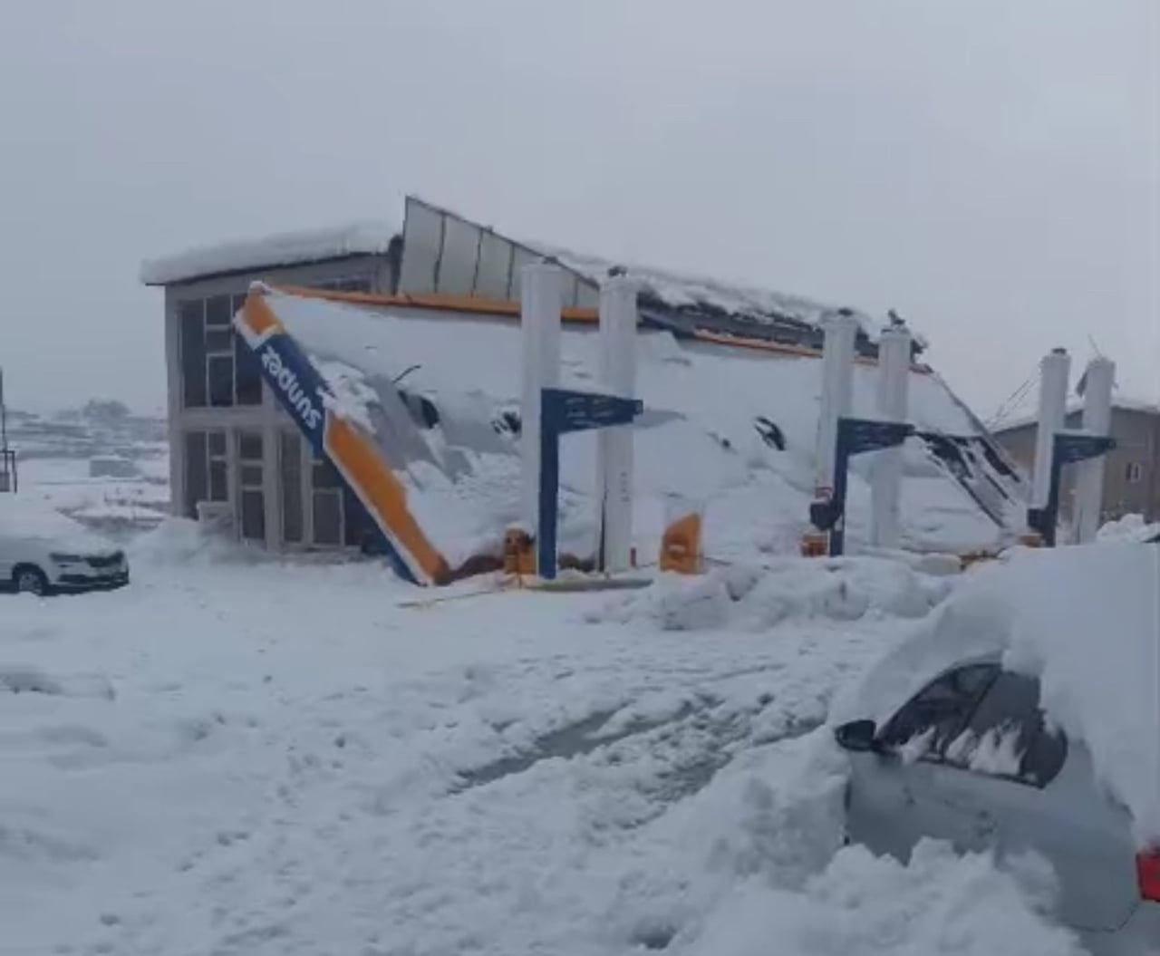 HAKKARİ'NİN DERECİK İLÇESİNDE YOĞUN KAR YAĞIŞI NEDENİYLE BİR AKARYAKIT İSTASYONUNUN ÇATISININ...