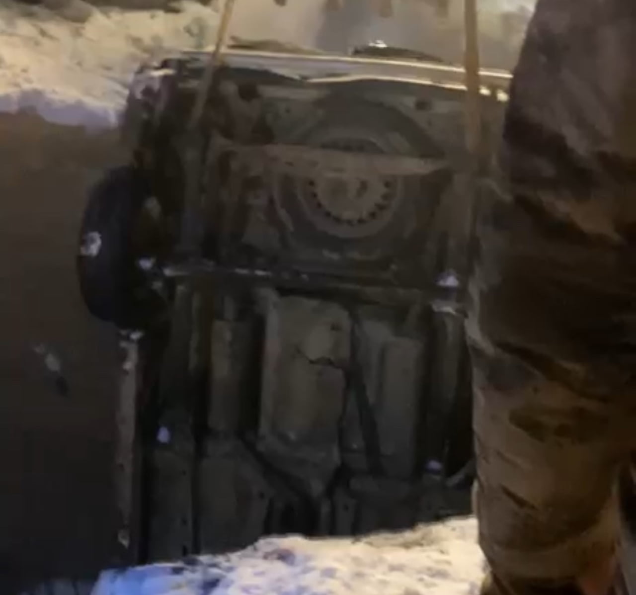 HAKKARİ'NİN YÜKSEKOVA İLÇESİNDE BUZLANMA NEDENİYLE KONTROLDEN ÇIKARAK KÖPRÜDEN AŞAĞI DÜŞEN...