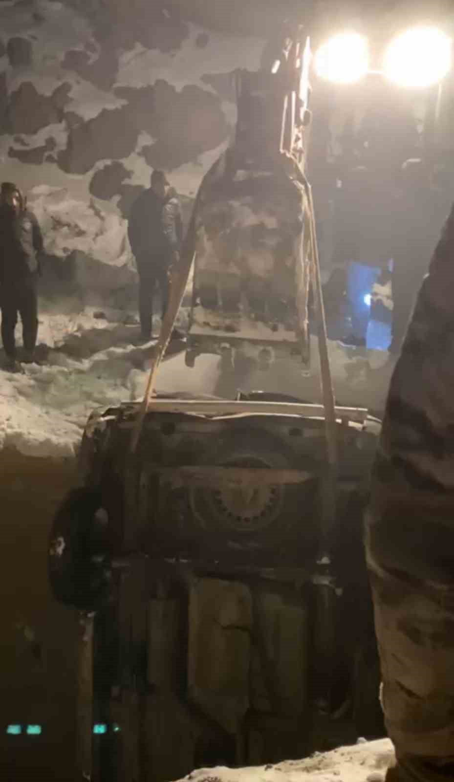 HAKKARİ'NİN YÜKSEKOVA İLÇESİNDE BUZLANMA NEDENİYLE KONTROLDEN ÇIKARAK KÖPRÜDEN AŞAĞI DÜŞEN...