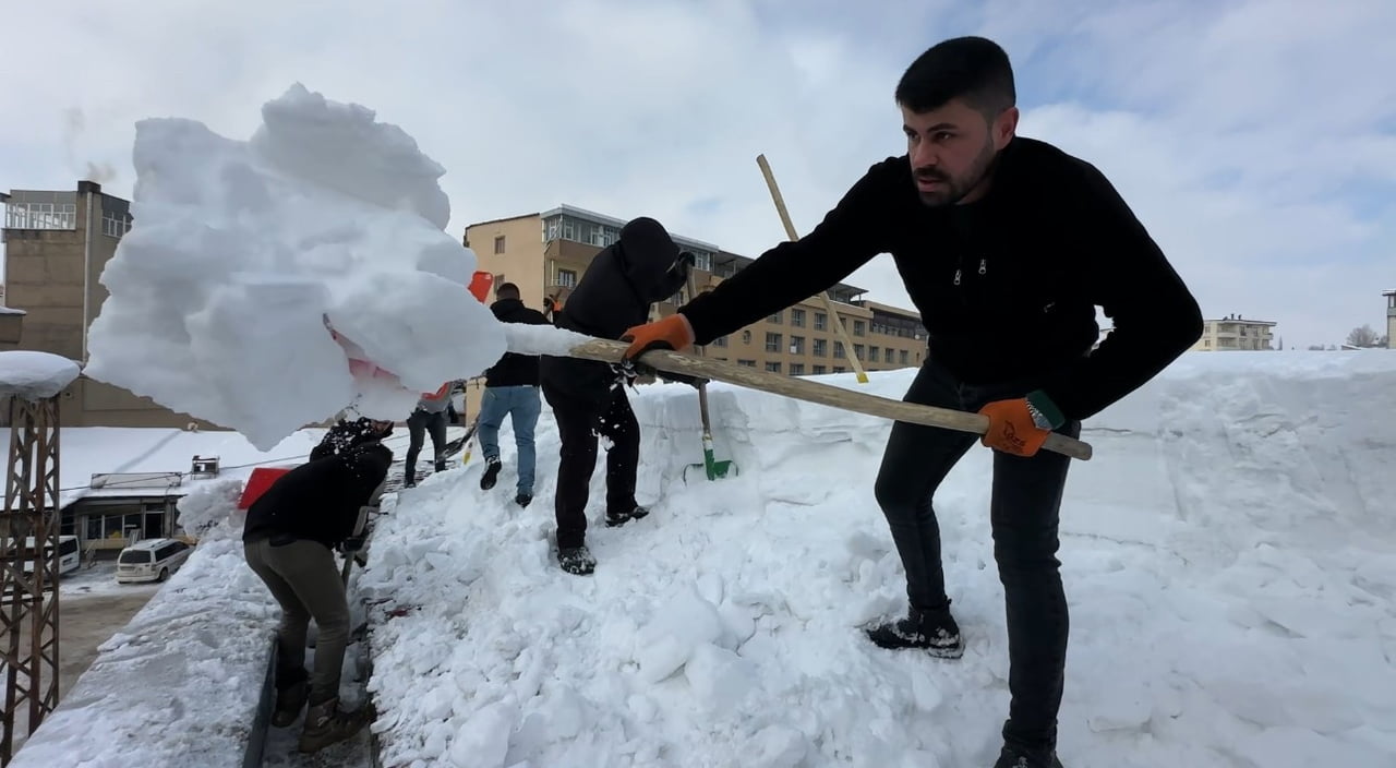 HAKKARİ'NİN YÜKSEKOVA İLÇESİNDE ETKİLİ OLAN YOĞUN KAR YAĞIŞININ ARDINDAN BİR ALIŞVERİŞ MERKEZİNİN...