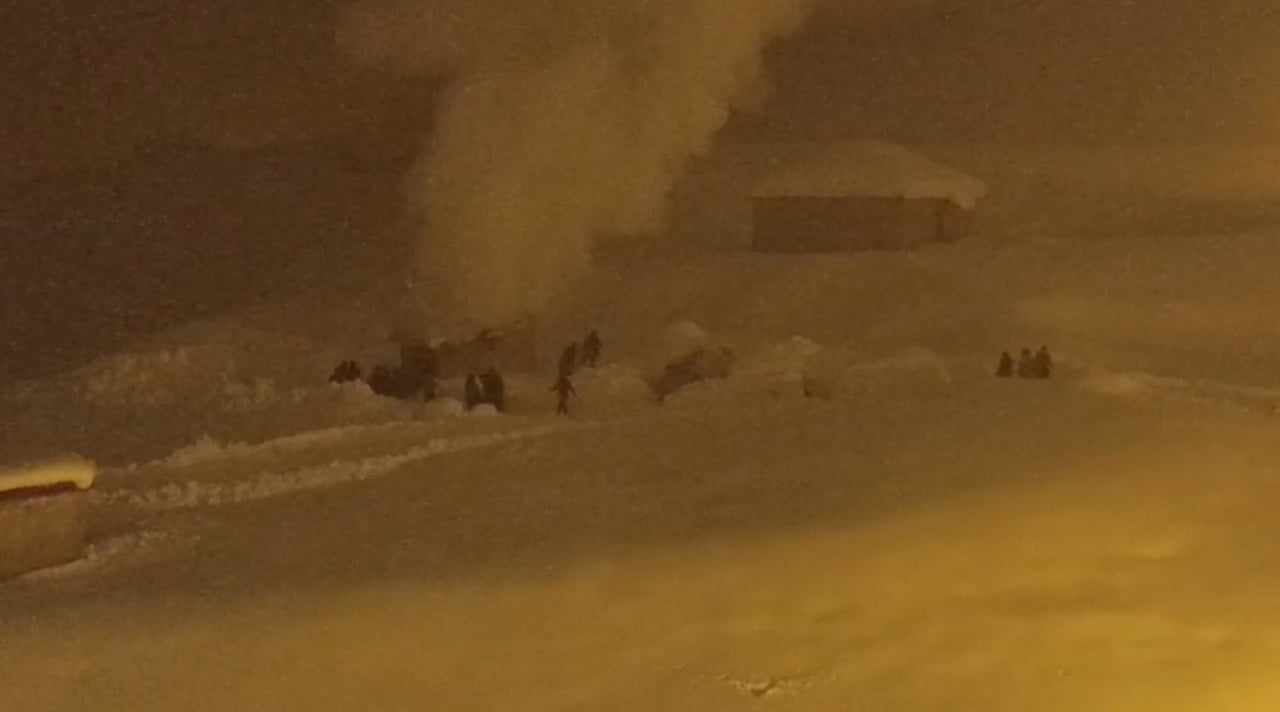 HAKKARİ'NİN YÜKSEKOVA İLÇESİNDE, YOĞUN KAR VE BUZLANMA NEDENİYLE İTFAİYE ARACININ ÇIKAMADIĞI...