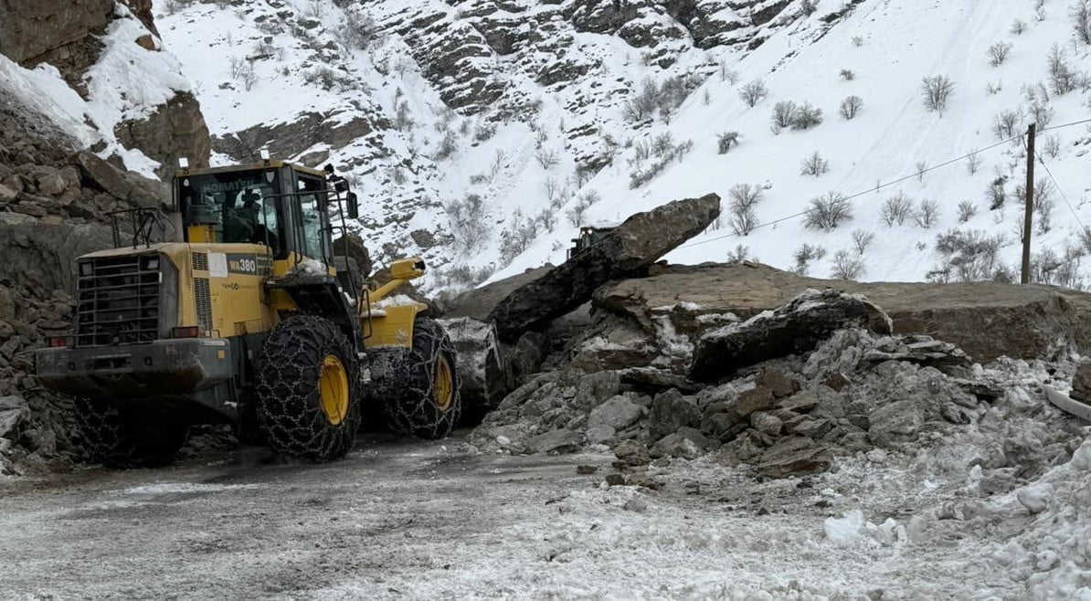 HAKKARİ-ÇUKURCA KARAYOLU, SABAH SAATLERİNDE MEYDANA GELEN KAYA DÜŞMESİ NEDENİYLE KISA SÜRELİĞİNE...