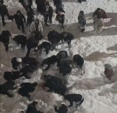 HAKKÂRİ’DE ÇATIDAN DÜŞEN KAR KÜTLESİNİN ALTINDA KALAN ÖĞRENCİ YARALANDI