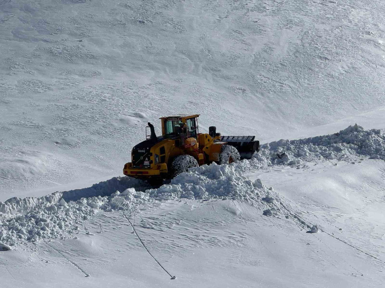 HAKKARİ’DE ETKİLİ OLAN YOĞUN KAR YAĞIŞI SONRASI İL GENELİNDE KAPANAN 172 YERLEŞİM YOLUNUN AÇILMA...