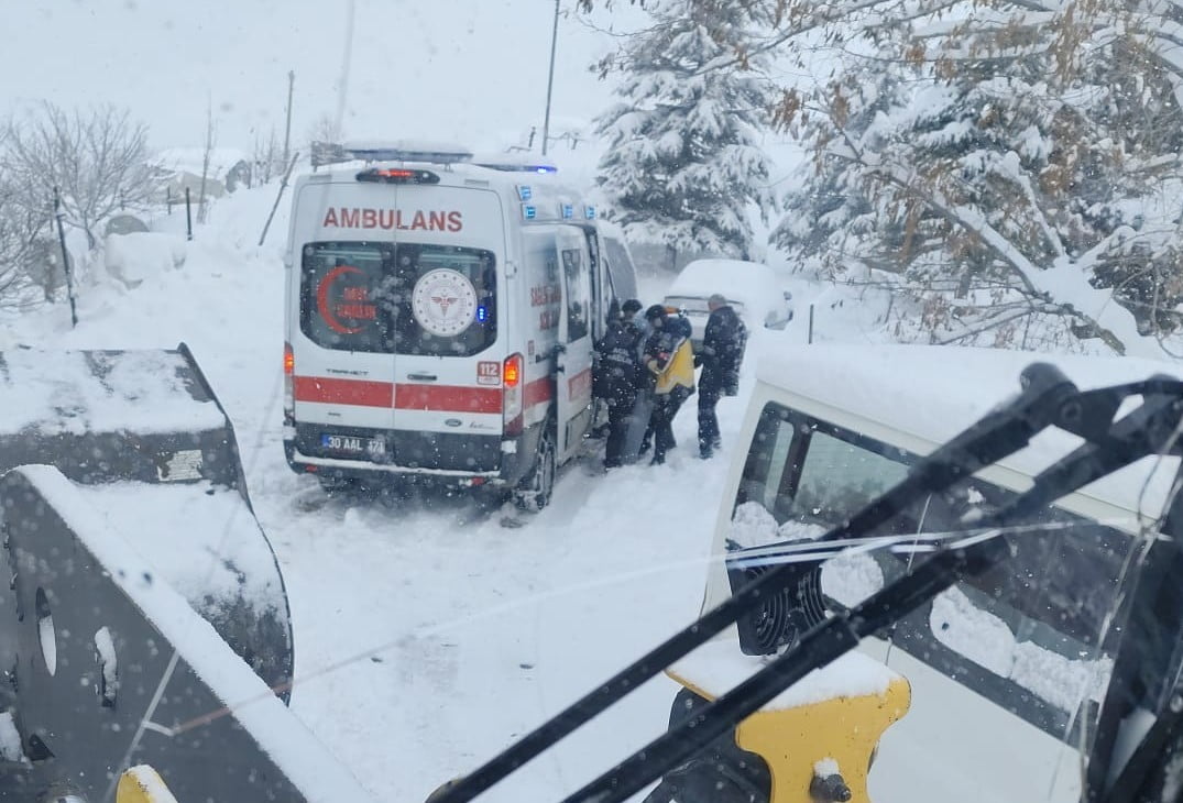 HAKKARİ’DE HASTA ALMAYA GİDERKEN YOLDA MAHSUR KALAN AMBULANS, BELEDİYE EKİPLERİNİN ÇALIŞMASI...