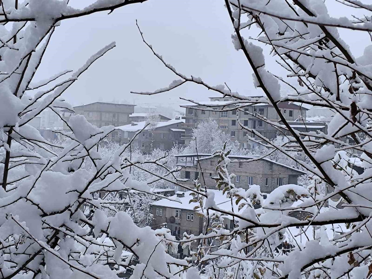 HAKKARİ’DE YOĞUN KAR YAĞIŞI NEDENİYLE KAPANAN ONLARCA KÖY VE MEZRA YOLU ULAŞIMA AÇILDI. İL...