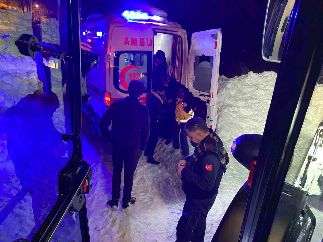 HAKKARİ’DE YOĞUN KAR YAĞIŞI NEDENİYLE YOLDA İLERLEMEKTE GÜÇLÜK ÇEKEN HASTA TAŞIYAN AMBULANSIN...