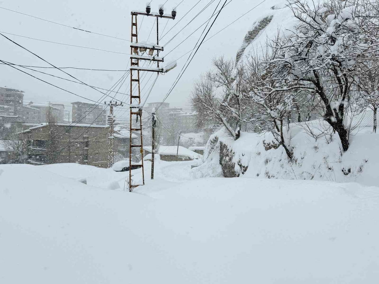 HAKKARİ İL GENELİNDE ETKİLİ OLAN KAR YAĞIŞI NEDENİYLE 43 YERLEŞİM YERİNİN YOLU ULAŞIMA...
