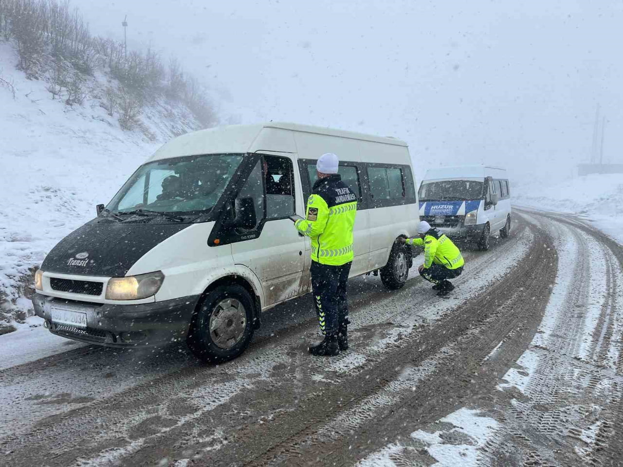 HAKKÂRİ İL JANDARMA KOMUTANLIĞINA BAĞLI TRAFİK JANDARMASI TİMLERİ, KIŞ MEVSİMİNDE TRAFİK...
