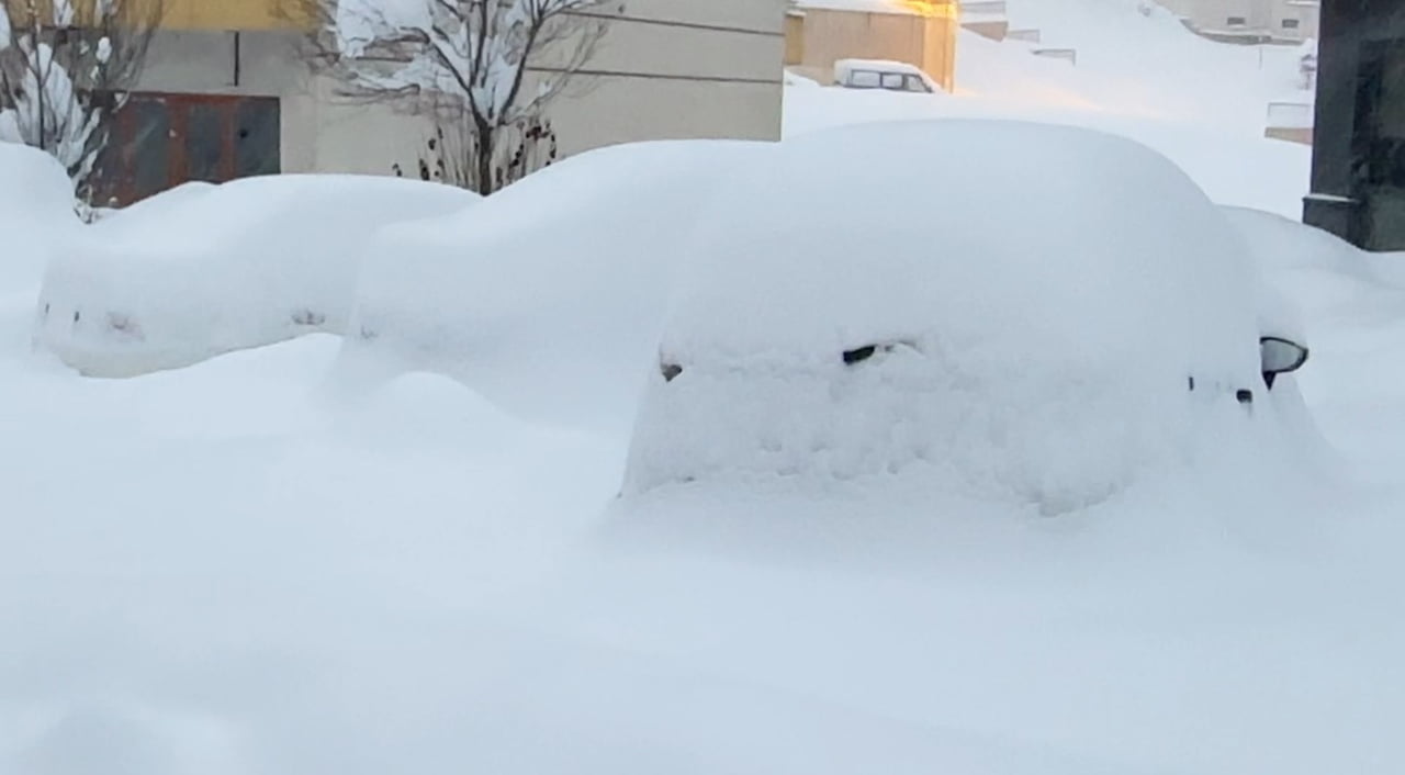 HAKKARİ’NİN YÜKSEKOVA İLÇESİNDE BİR HAFTADIR ETKİLİ OLAN YOĞUN KAR YAĞIŞI NEDENİYLE YERLEŞİM...