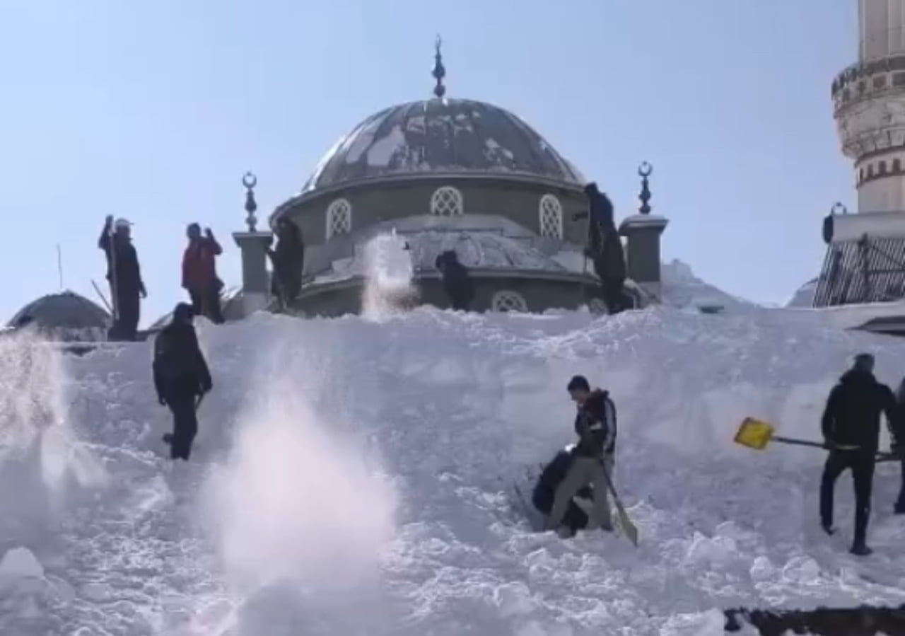 HAKKARİ’NİN YÜKSEKOVA İLÇESİNDE ETKİLİ OLAN YOĞUN KAR YAĞIŞININ ARDINDAN KARLA KAPLANAN CAMİ VE...