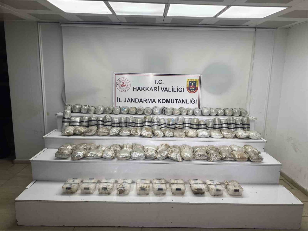 HAKKARİ’NİN YÜKSEKOVA İLÇESİNDE JANDARMA EKİPLERİNCE YÜRÜTÜLEN ÇALIŞMALAR SONUCUNDA 60 KİLOGRAM...