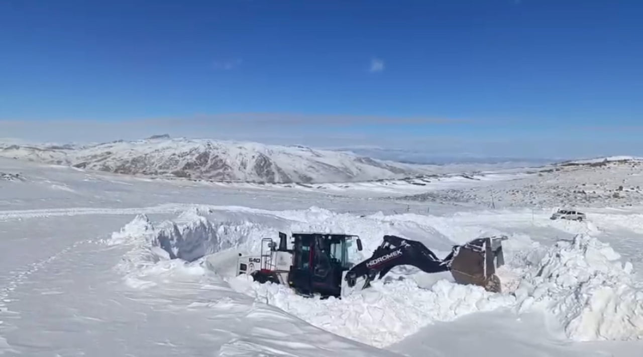 HAKKARİ’NİN YÜKSEKOVA İLÇESİNDE KAR YAĞIŞI VE TİPİ NEDENİYLE KAPANAN YERLEŞİM BİRİMLERİ İLE ASKERİ...