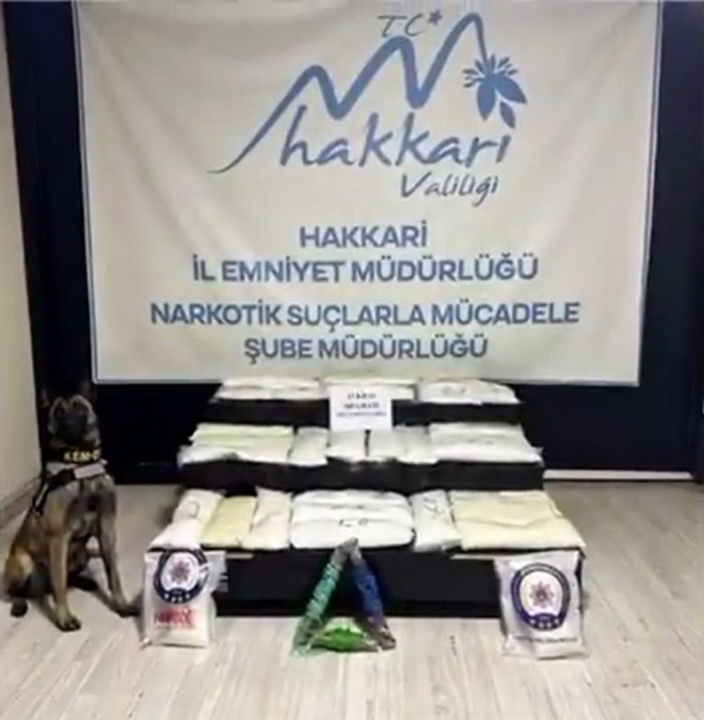 HAKKÂRİ’NİN YÜKSEKOVA İLÇESİNDE POLİS EKİPLERİNCE DURDURULAN BİR ARAÇTA YAPILAN ARAMADA, ÖZEL...