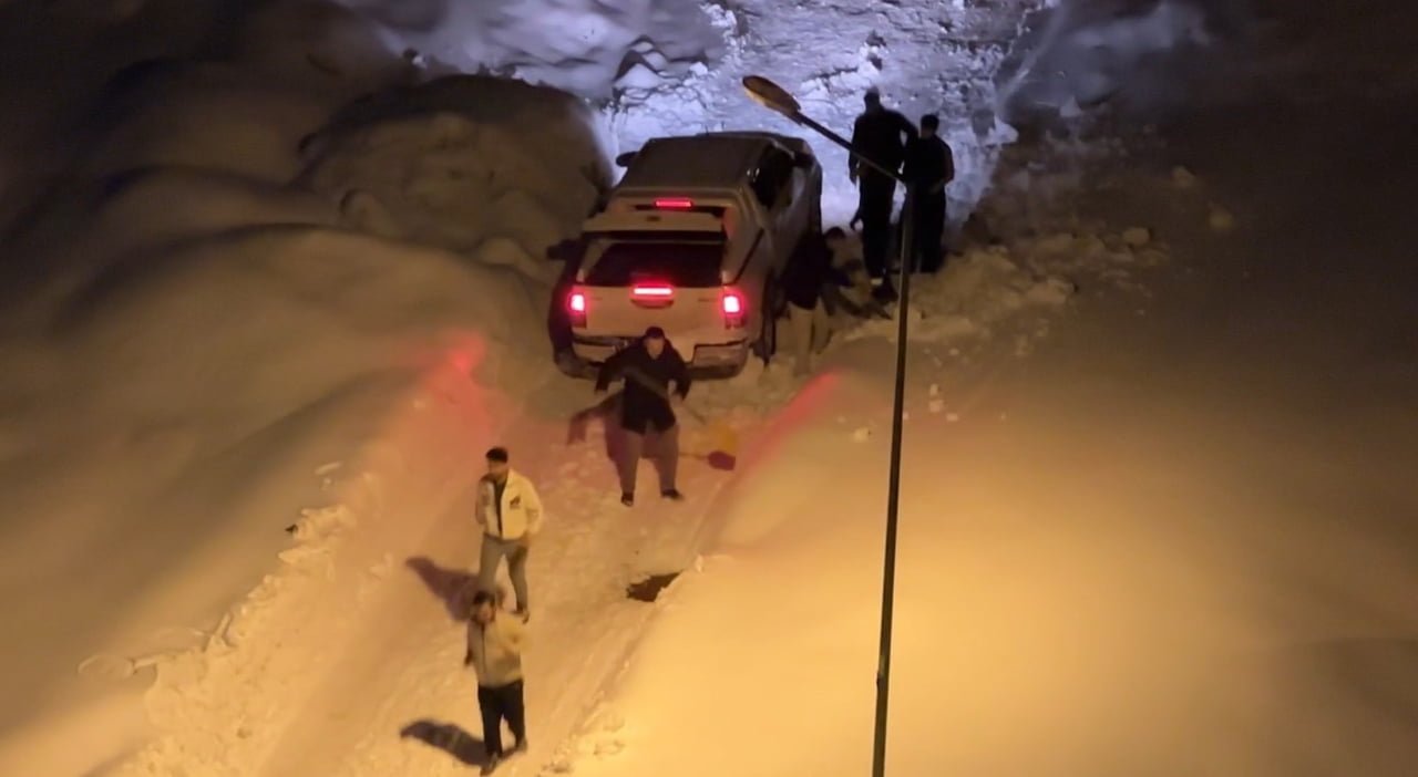 HAKKARİ’NİN YÜKSEKOVA İLÇESİNDE SON 10 YILIN EN YOĞUN KAR YAĞIŞI HAYATI OLUMSUZ ETKİLERKEN, KARA...