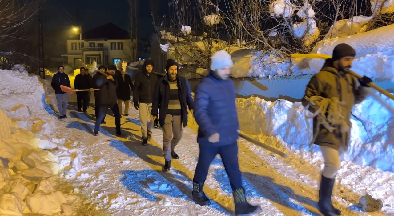 HAKKARİ’NİN YÜKSEKOVA İLÇESİNDE SON YILLARIN EN YOĞUN KAR YAĞIŞI ETKİLİ OLURKEN, GÜLLÜCÜ KÖYÜ...