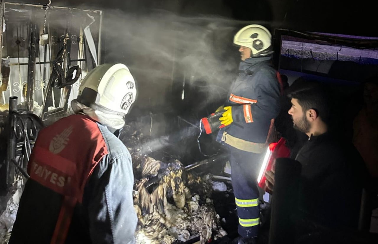 HAKKARİ’NİN YÜKSEKOVA İLÇESİNE BAĞLI BİR MEZRADA ODUN SOBASINDAN ÇIKAN YANGIN SONUCU BİR EV...